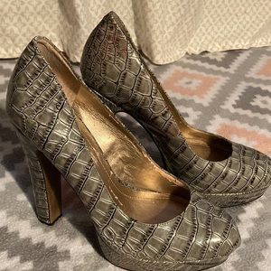 Has red marks. Size 5.5